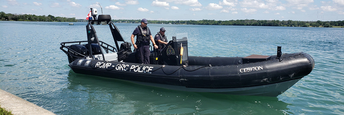 Un bateau sur l'eau avec deux agents de la GRC à bord. 