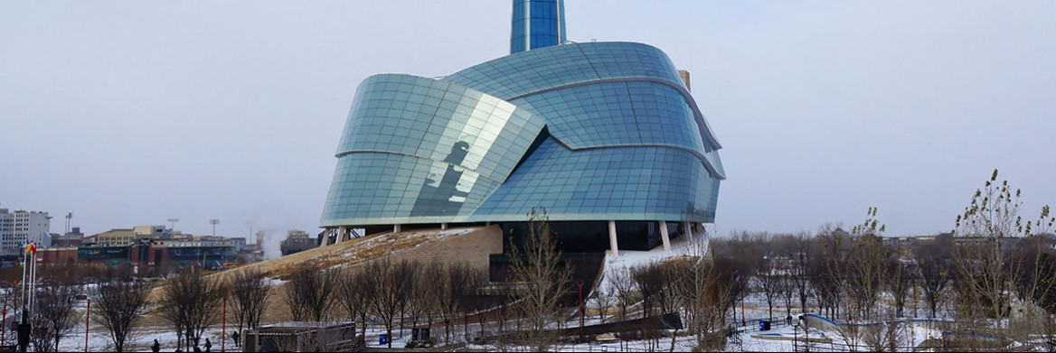 Image d'un bâtiment imposant et moderne, en hiver