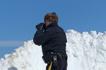À l'aide d'un cinémomètre détectant les excès de vitesse, le sergent Matt Christie surveille la vitesse des automobilistes sur la Transcanadienne (10 mars 2020).