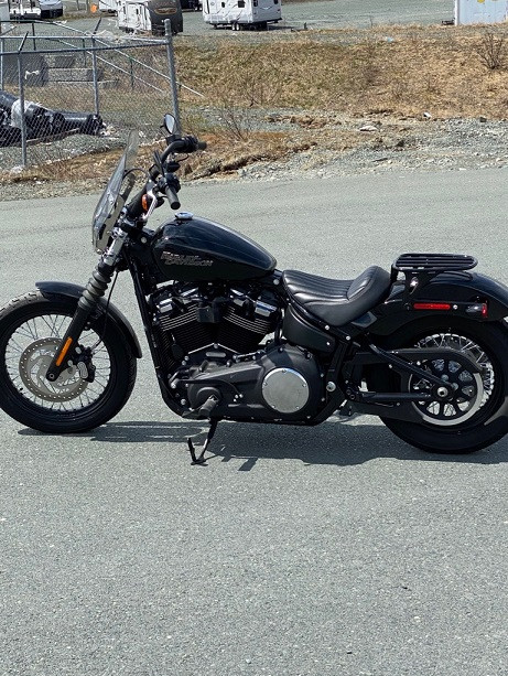 Le District de la péninsule Burin de la GRC enquête sur le vol de cette moto Harley Davidson FXBB noire de 2018. La moto était garée derrière une résidence de Marystown lorsqu'elle a été volée, dans la nuit du 9 au 10 juin 2020.