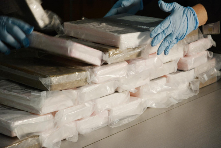 Briques d'un kilo de cocaïne présumée.