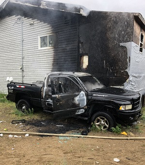 L'incendie suspect se serait déclaré le 26 juillet dans la camionnette qui était garée tout juste derrière la maison.