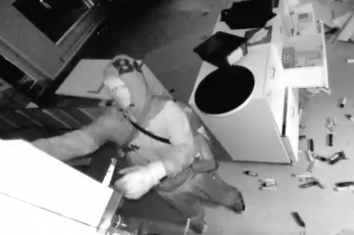 Un suspect a été filmé par une caméra de surveillance à l'intérieur du Quality Vapor lors d'un vol avec effraction survenu le 18 novembre 2020.