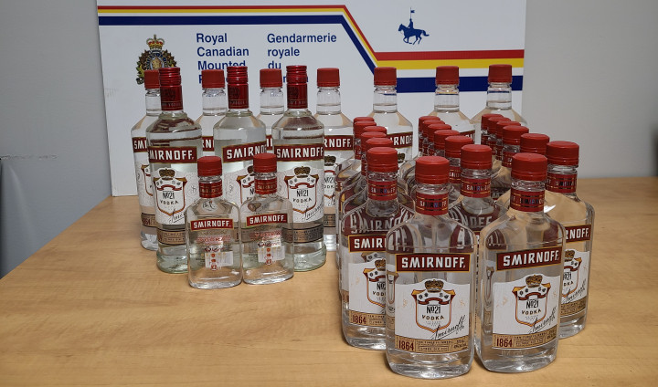Photo des bouteilles d'alcool saisies par la GRC de Fort McPherson.