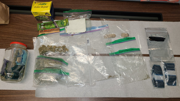 Drogue, argent et matériel utilisé pour le trafic de la drogue. 
