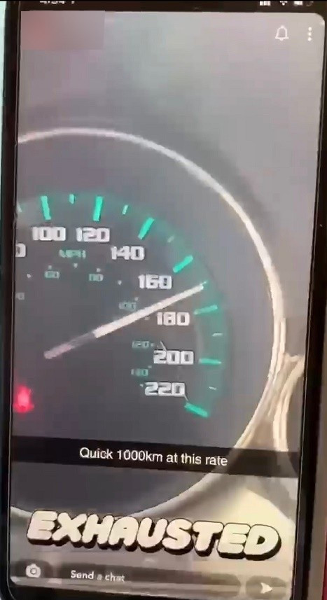 Impression d'écran d'une vidéo publiée sur Snapchat où l'on voit que le véhicule circulait à grande vitesse et que l'avertissement de non-port de la ceinture est allumé. 