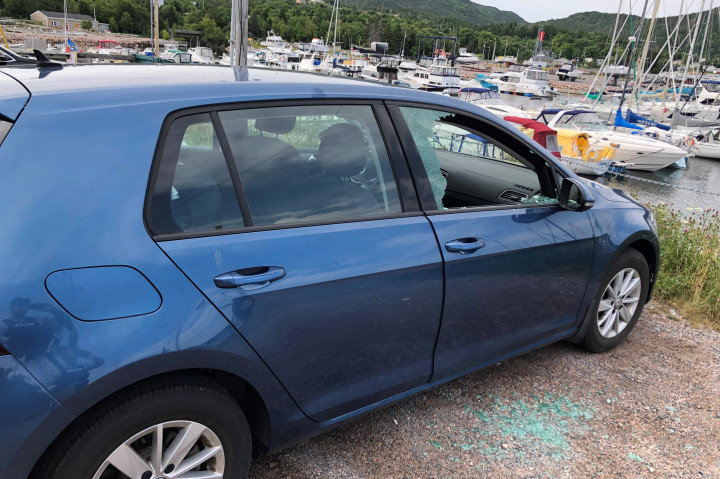 Les vitres de ce véhicule ont été fracassées lors d'un vol avec effraction survenu le 16 août.