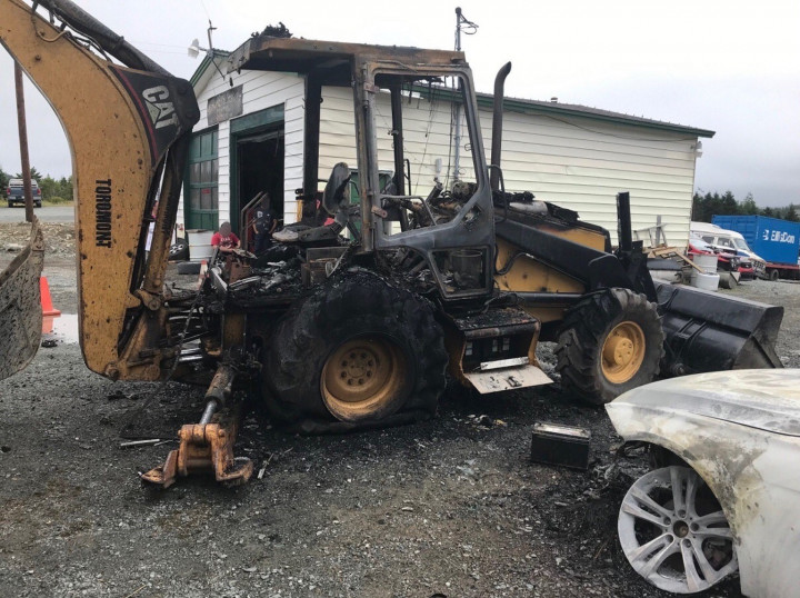Tracteur endommagé dans un incendie le 3 septembre alors qu'il était dans la fourrière de Mahoney's Towing, à North River.
