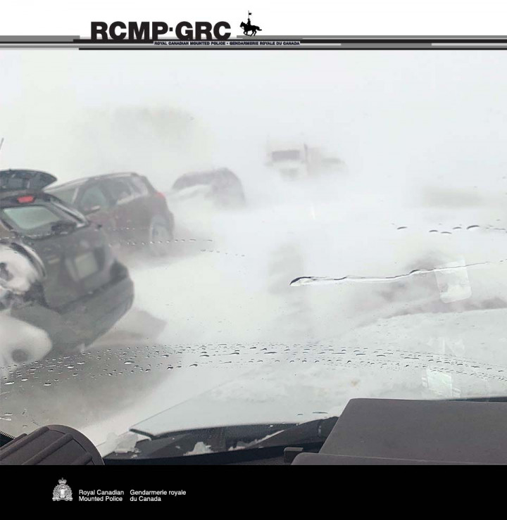 Photo des conditions de blizzard sur l'autoroute 1 entre Moose Jaw et Regina le 17 novembre 2021.
