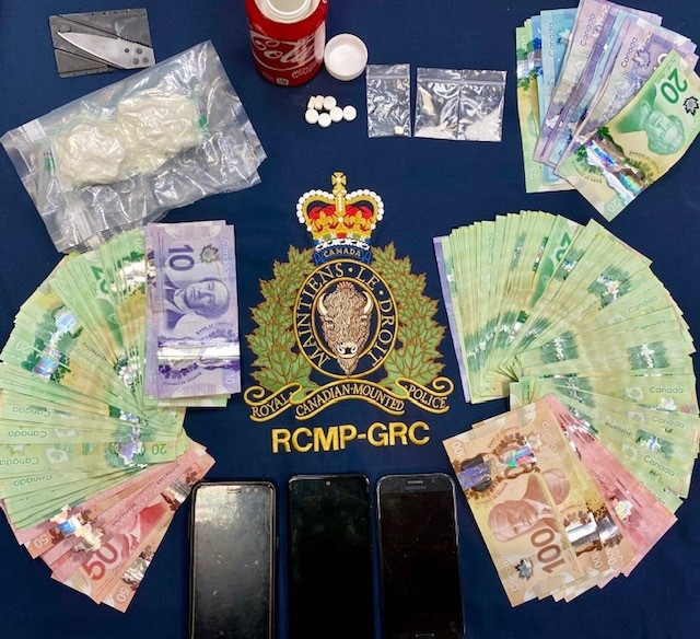 De la cocaïne, de l'argent, des comprimés de médicaments sur ordonnance, une substance que l'on croit être de la méthamphétamine et d'autres articles ont été saisis le 19 novembre à la suite d'un contrôle routier sur la Transcanadienne.