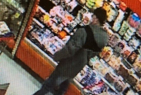 La GRC à Bay Roberts sollicite l'aide du public pour identifier cet homme, filmé par une caméra de surveillance dans une épicerie de Bay Roberts, le 2 décembre 2021.
