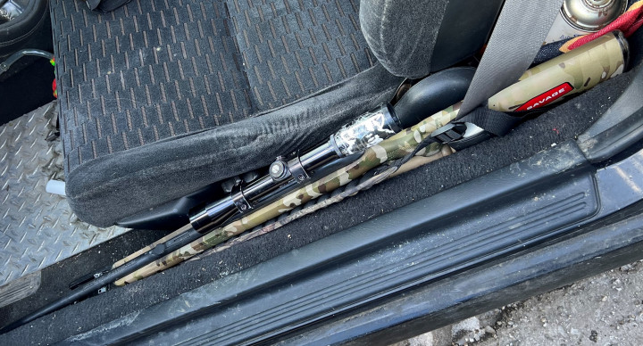 Photo d'une arme à feu dans un véhicule automobile