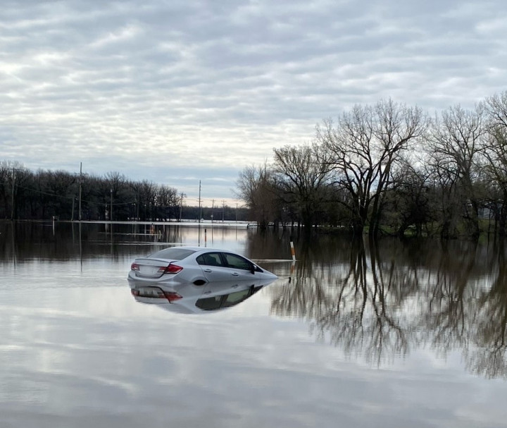 voiture immobilisée sur la route provinciale 200 inondée