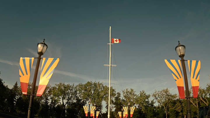 Descente du drapeau canadien à l'École.