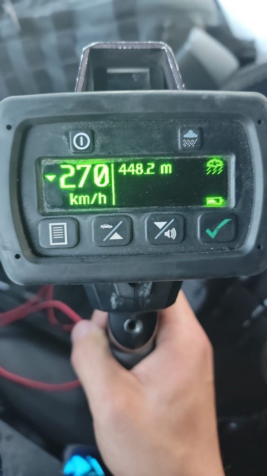 Radar de vitesse indiquant que la vitesse enregistrée du véhicule est de 270 km/h.