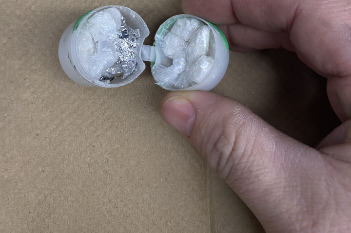 sept sachets individuels de crack, dissimulés dans un œuf en plastique