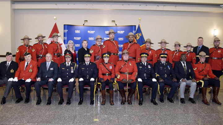 Photo de groupe des récipiendaires des prix d'ancienneté et des mentions élogieuses de la GRC qui ont été présentés à Stoney Creek, en Ontario, le 14 février 2023.