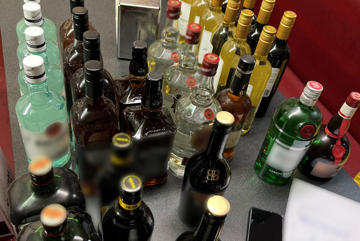Les policiers ont trouvé et saisi environ 640 cannettes de bière, 24 bouteilles de spiritueux et quatre boîtes de vin..