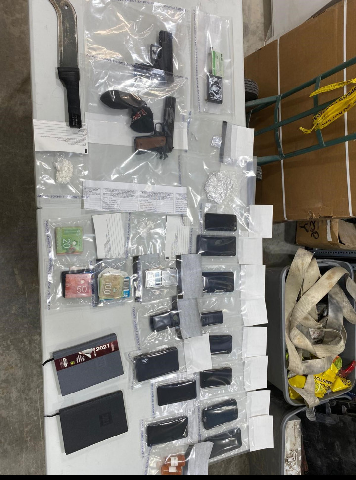 16 grammes de crack divisés en petits paquets, deux armes à air comprimé, une machette, des accessoires associés au trafic de la drogue et une somme d'argent. 