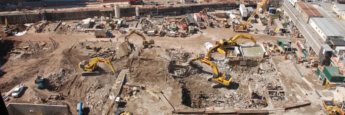 Plusieurs excavatrices sur le site du World Trade Center à New York.