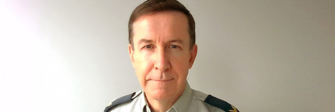 Un homme en uniforme de la GRC.