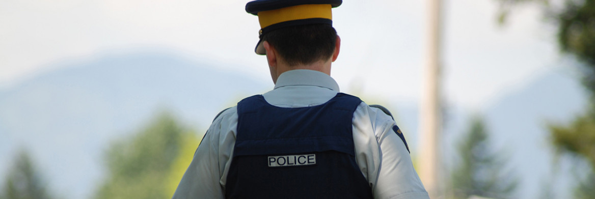 An RCMP officer in uniform pictured from behind. 