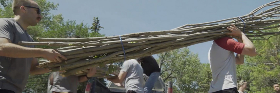 Une troupe de cadets et des membres de la communauté autochtone locale a utilisé des branches de saule pour construire une nouvelle suerie à l'École de la GRC.