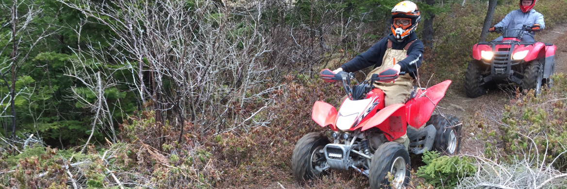 Deux jeunes conduisent des VTT.