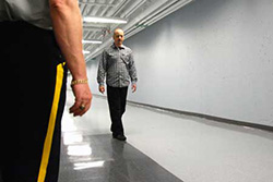 Un homme marche du talon aux orteils